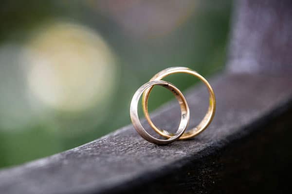 Alianzas de boda sobre una superficie de piedra