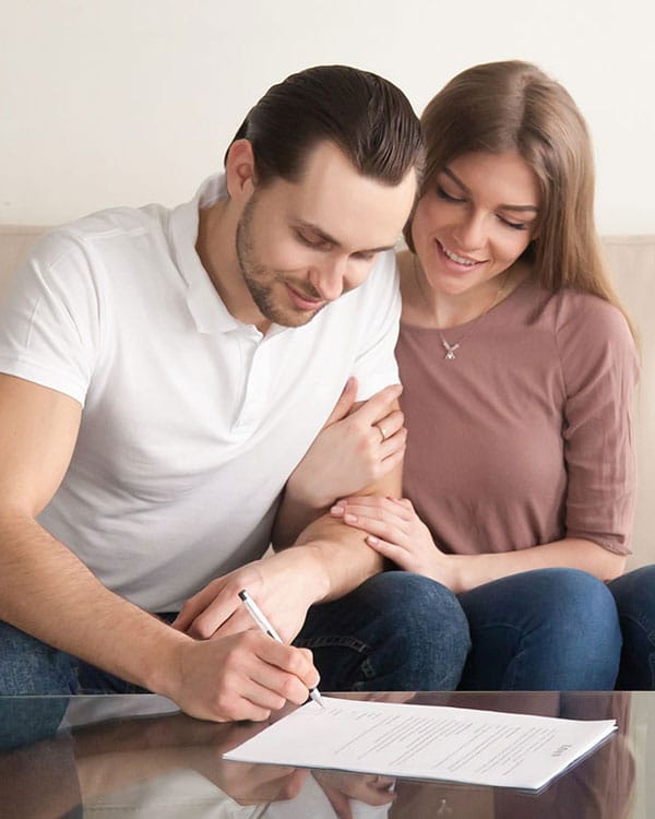 Pareja revisando y firmando documentación